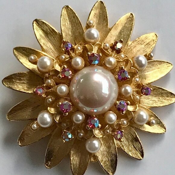 Starburst Floral Brooch/Pin Pearls/Rhinestone Gold finish costume Vintage 2" - Picture 9 of 16